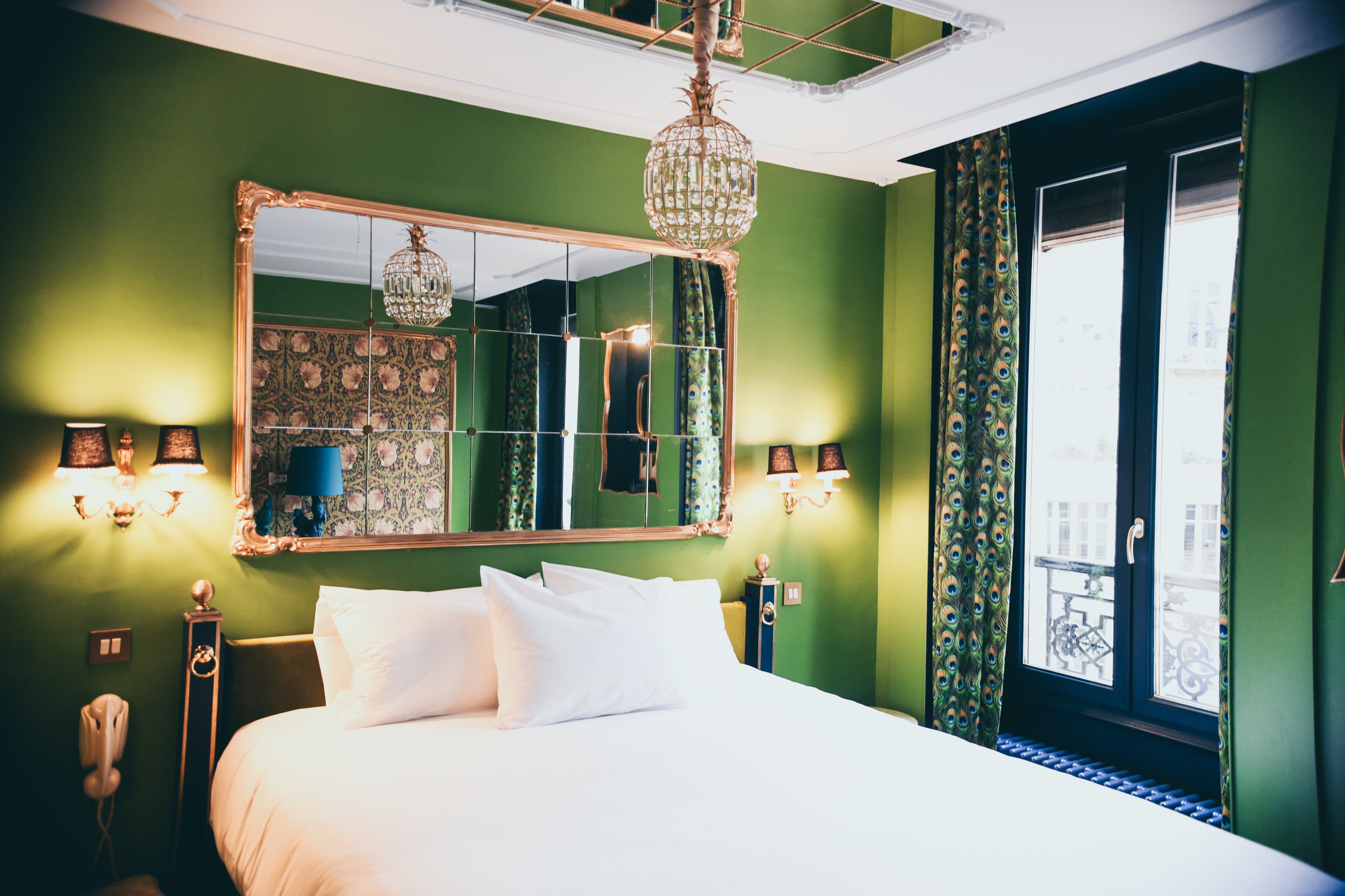 photo d'une chambre de l'hôtel le soleil du matin