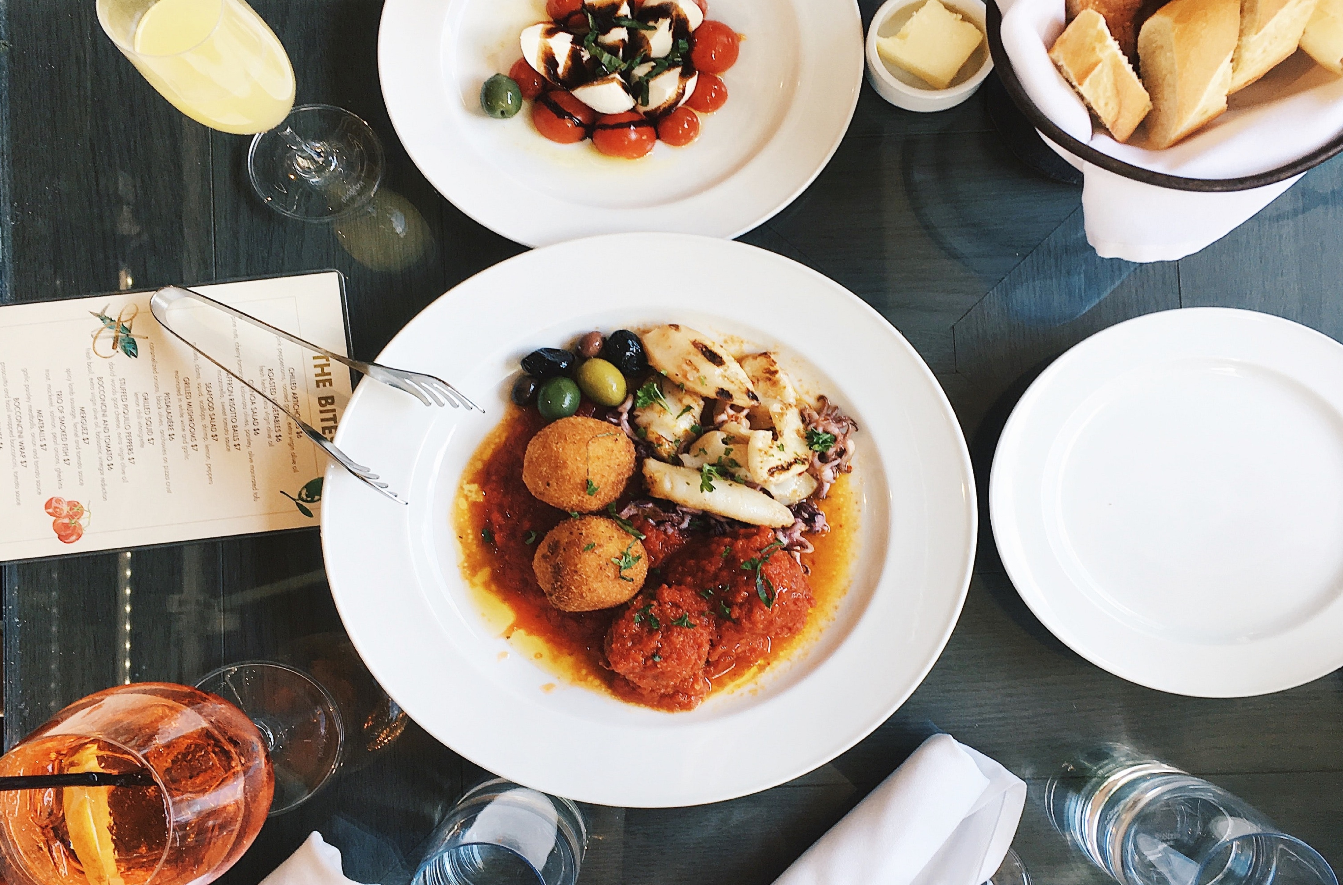 Une table au restaurant la palette du goût